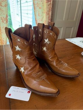 Miron Crosby Brooke Sienna with gold stars. Size 9.5